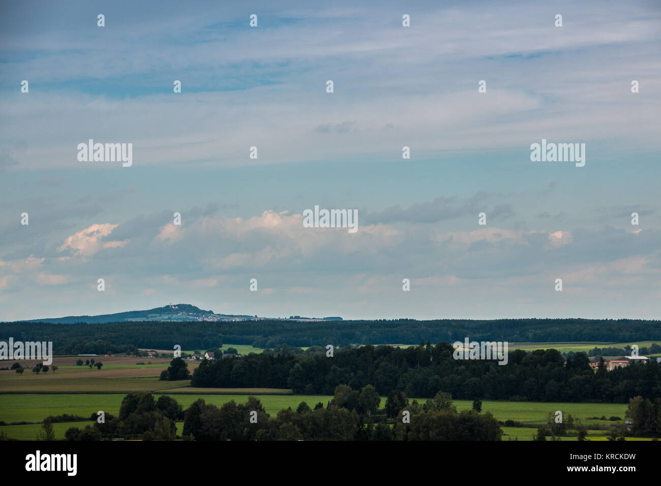 Grüne Felder, grüne Wiesen, dunklen Wäldern und den bewölkten Himmel Stockfoto