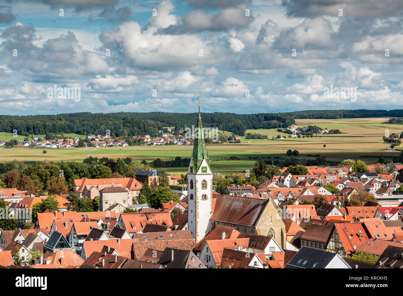 Aus der Vogelperspektive von einem kleinen Dorf im Land mit Kirche Stockfoto