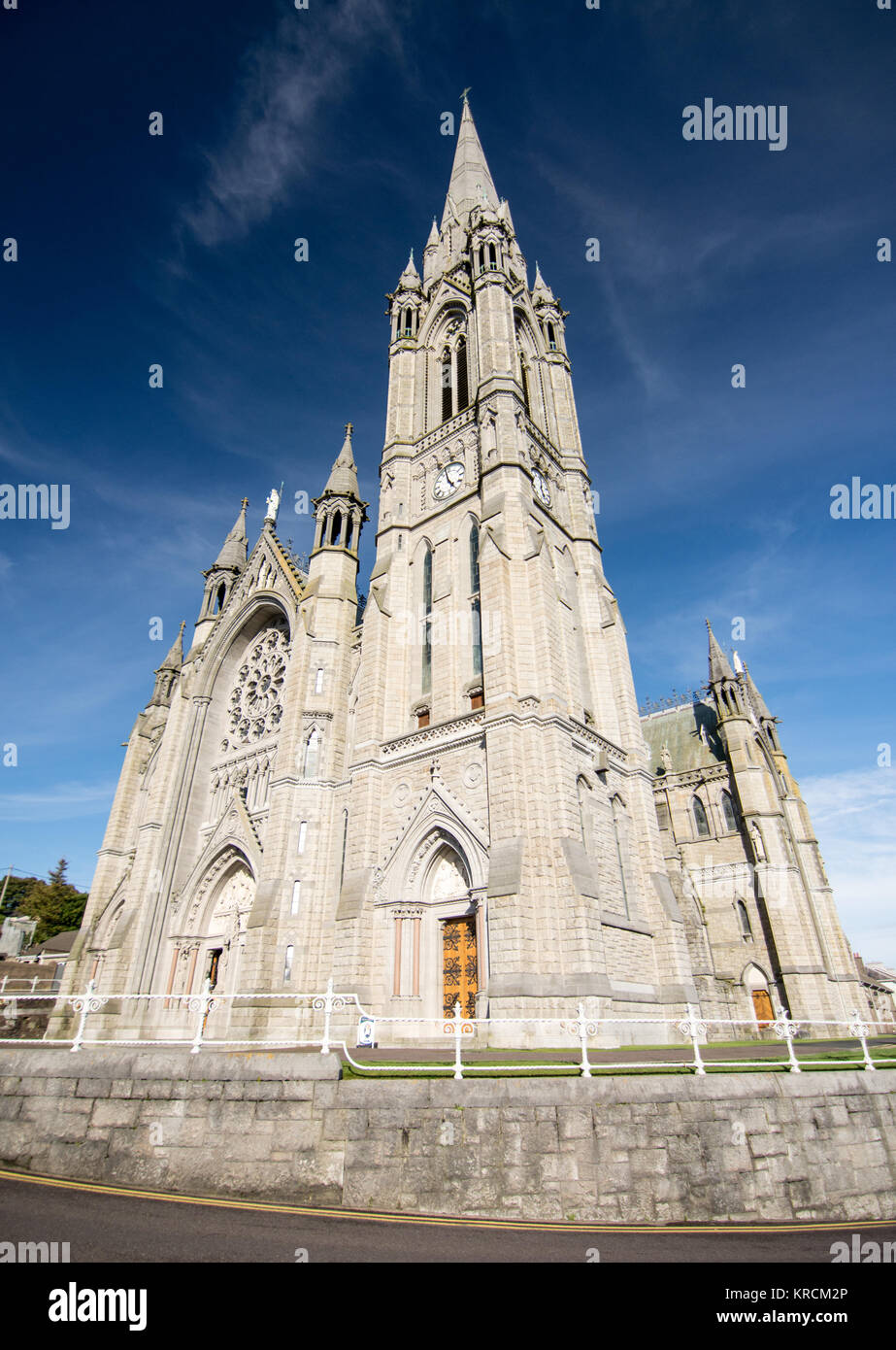 Cork, Irland - 15. September 2016: Nachmittag Sonne leuchtet die Fassade des St. Colman's Kathedrale in der kleine touristische Stadt Cobh an der Südküste Stockfoto