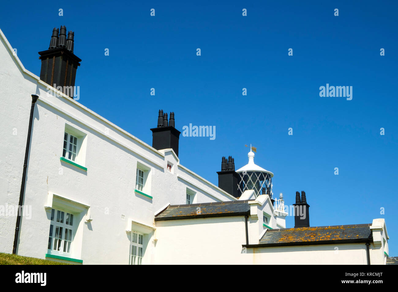 Architektonische Details, schwarz lackiert Schlote Kontrast mit weiß gestrichenen Gebäude, Eidechse Leuchtturm & Heritage Centre, Lizard Point, Cornwall, Großbritannien Stockfoto