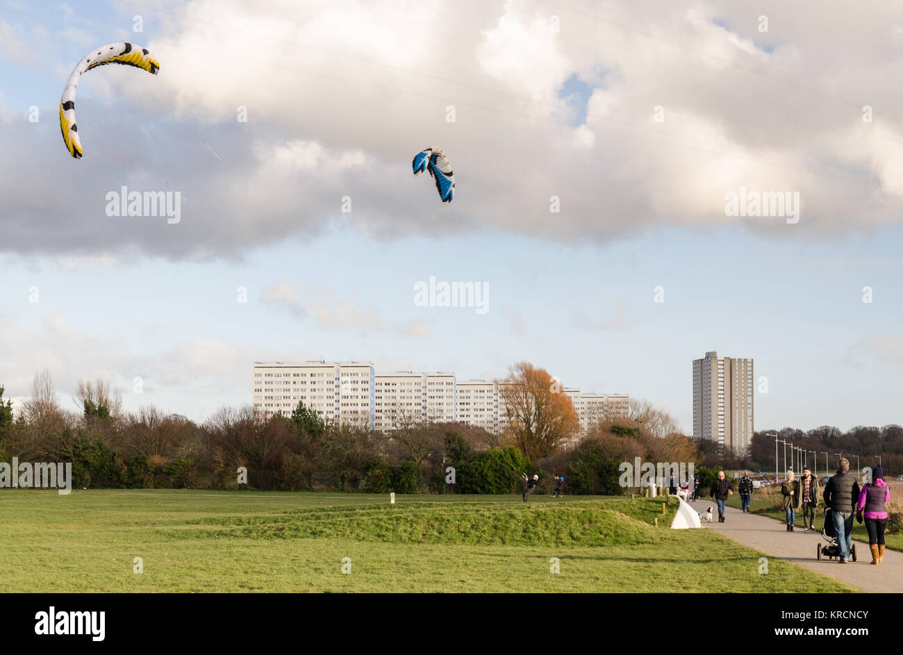 Southampton, England, UK - 16. Februar 2014: die Menschen in Kite kitelandboarding an einem sonnigen Tag an einem Park an der Weston Ufer neben dem Rat esta Stockfoto