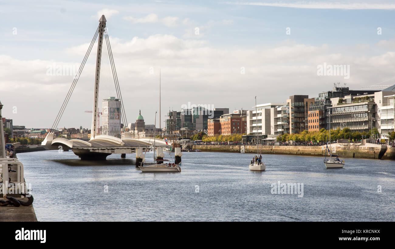 Die Samuel Becket Hängebrücke über den Fluss Liffey in Dublin Docklands Geschäftsviertel öffnet, damit Boote auf dem Fluss zu übergeben. Stockfoto