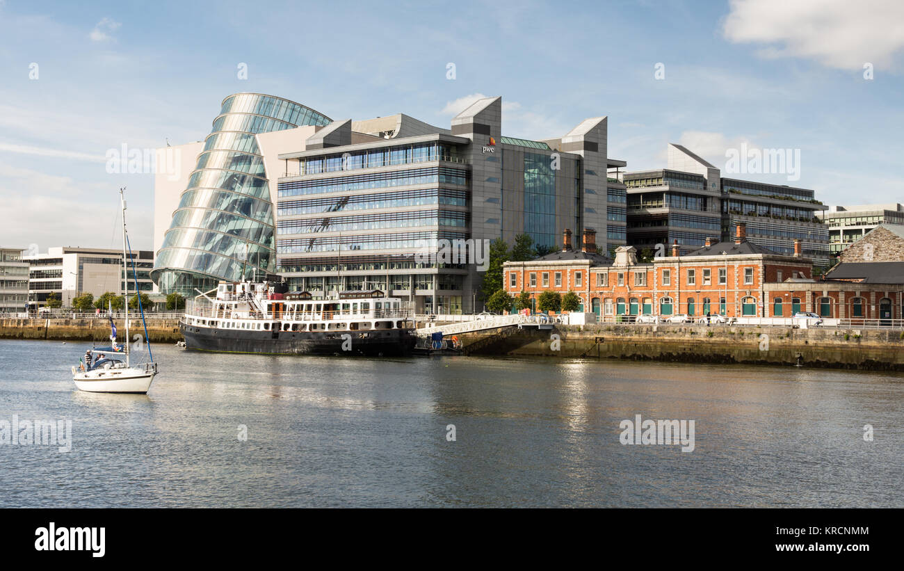 Dublin, Irland - 17. September 2016: Convention Centre Dublin und der MV Cill Airne Schiff auf dem Fluss Liffey in Dublin Docklands regenerieren distr Stockfoto