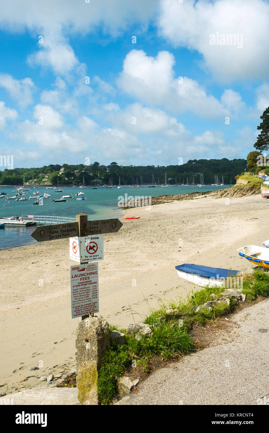 Der South West Coast Path Pfad Zeichen kennzeichnet den Weg am Strand entlang Kante in idyllischer Helford Passage Dorf, Cornwall, Großbritannien Stockfoto