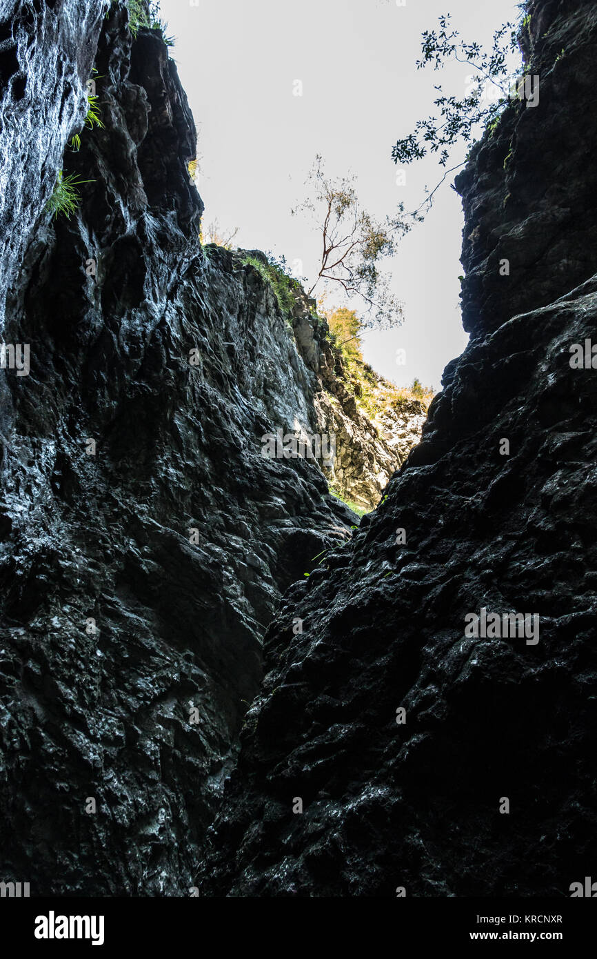 Riesige schwarze Felsen und einem dunklen tiefen Canyon Stockfoto