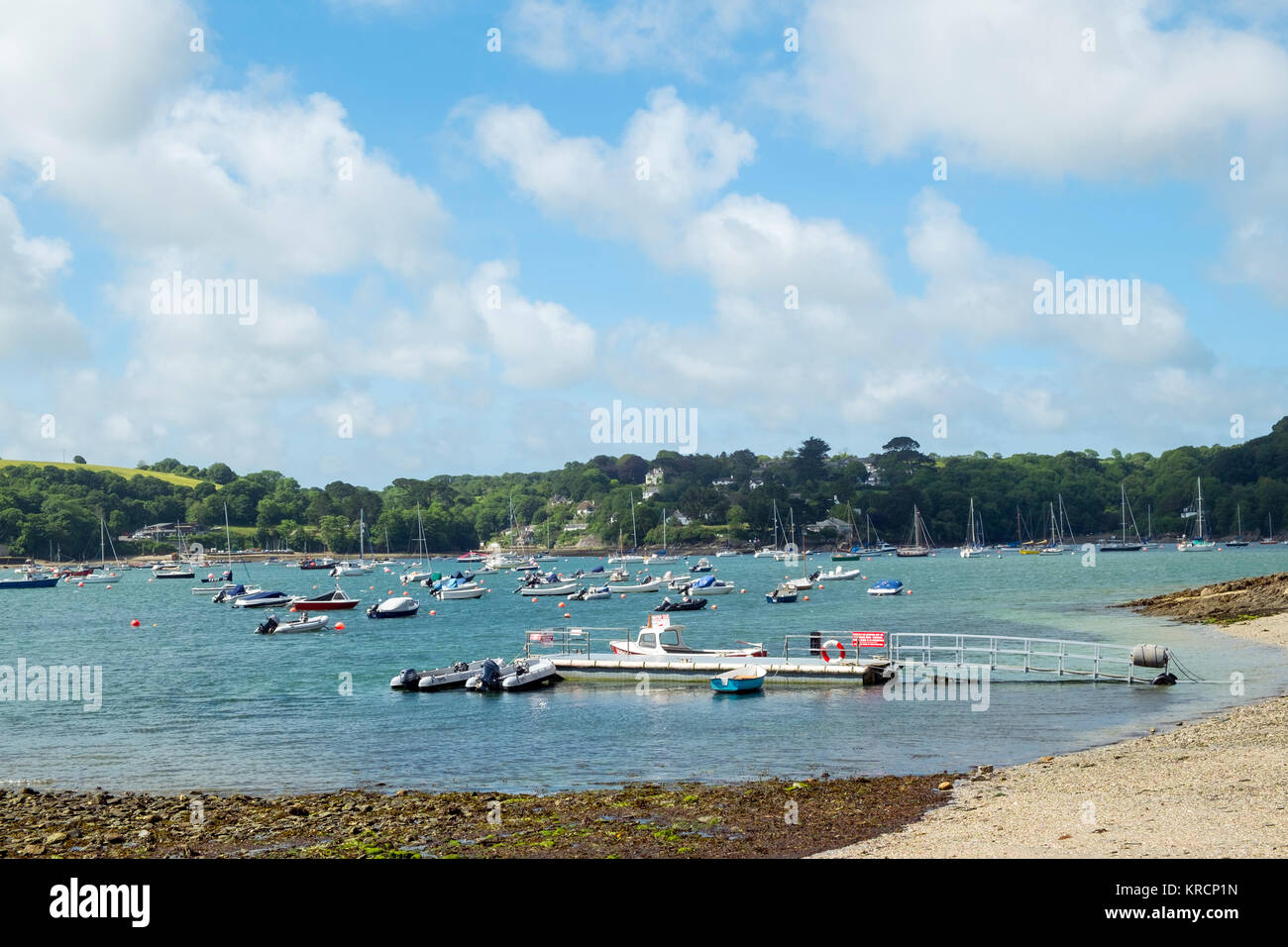 Wasser Taxi Fähre wartet an der Steg auf Helford Passage Strand am Helford River in Cornwall, Großbritannien Stockfoto