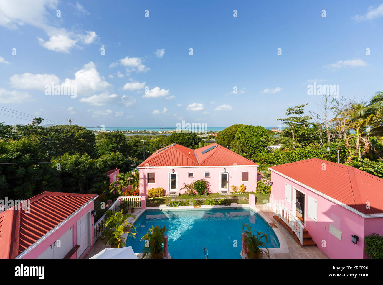 Lokale Architektur: rosa Gebäude im Villas bei Sonnenuntergang Lane Hotel mit Blick auf Dickenson Bay, Antigua und Barbuda, Karibik Stockfoto