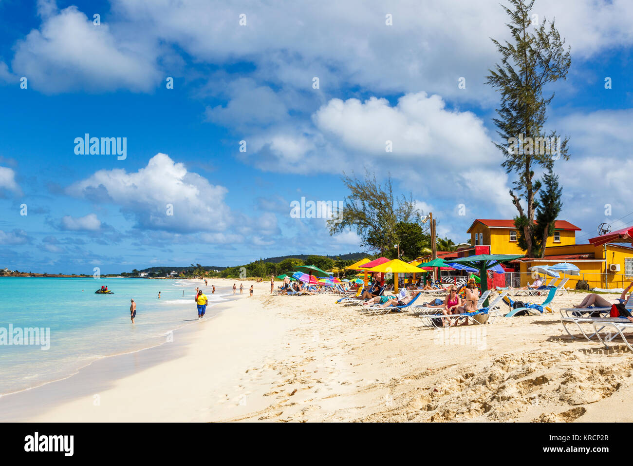 Bunte Sonnenschirme am Strand von Runaway Runaway Bay, von Dickenson Bay, Antigua Stockfoto
