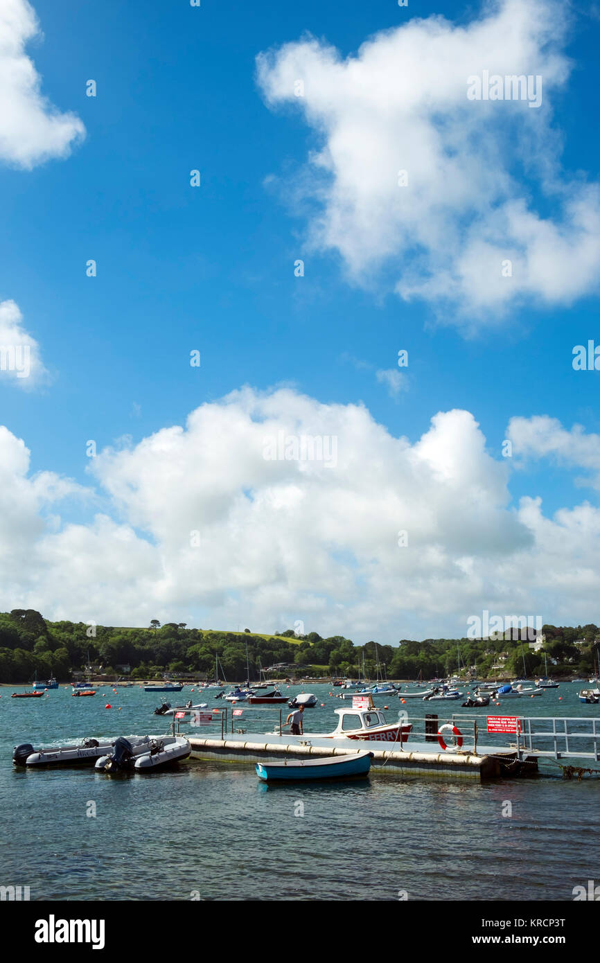 Wasser Taxi Passagierfähre Manöver am Steg auf Helford Passage Strand am Helford River in Cornwall, Großbritannien Stockfoto