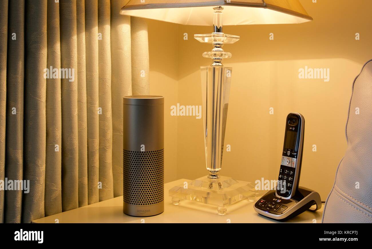Amazon Echo smart home Lautsprecher mit Alexa eine Stimme kontrolliert Assistant Stockfoto