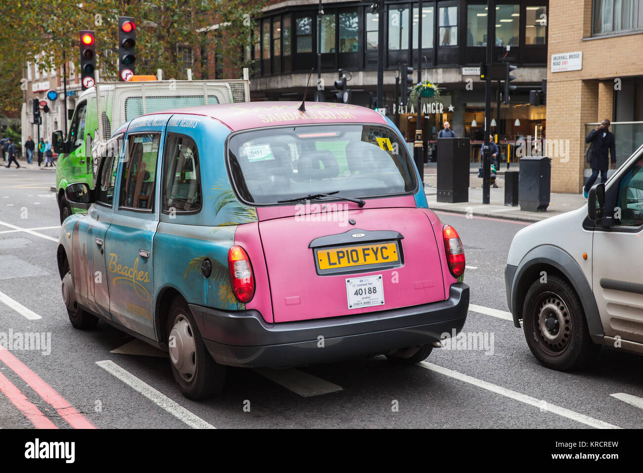 London, Großbritannien, 31. Oktober 2017: Bunte London Taxi ist auf der Straße Stockfoto