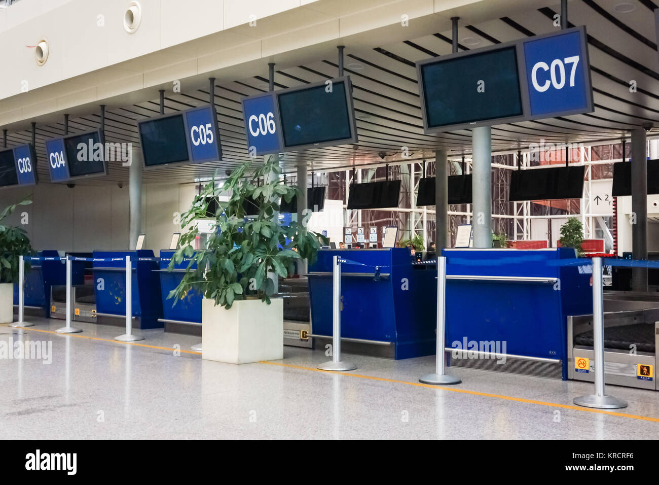 Flughafen-Check-in-Schalter Stockfoto