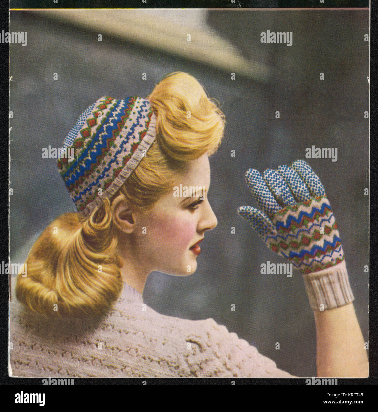 Attraktive Blondine modelle Ihr gestrickt fairisle Mütze und Handschuhe Datum: Februar 1946 Stockfoto