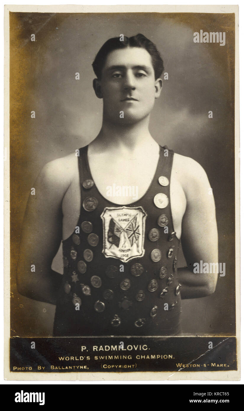 PAULO RADMILOVIC Welt schwimmen Meister der 1908 Olympischen Spiele (in London), Stolz tragen eine beeindruckende Reihe von Medaillen. Radmilovic wurde in Cardiff (Wales) geboren, der kroatischen und der irischen Ursprungs, und gewann Goldmedaillen für Großbritannien im Wasserball und als Teil der 4x200m Staffel schwimmen Team bei den Olympischen Spielen 1908. Er gewann auch golds im Wasserball bei den Olympischen Spielen 1912 und 1920. Datum: 1908 Stockfoto