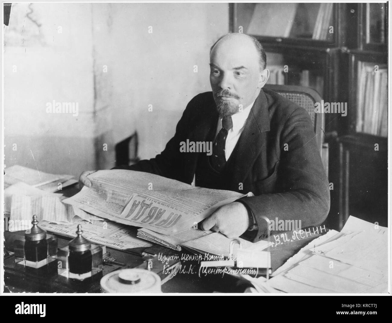 VLADIMIR ILICH ULJANOV LENIN lesen 'Prawda' in seiner Studie Datum: 1870 - 1924 Stockfoto