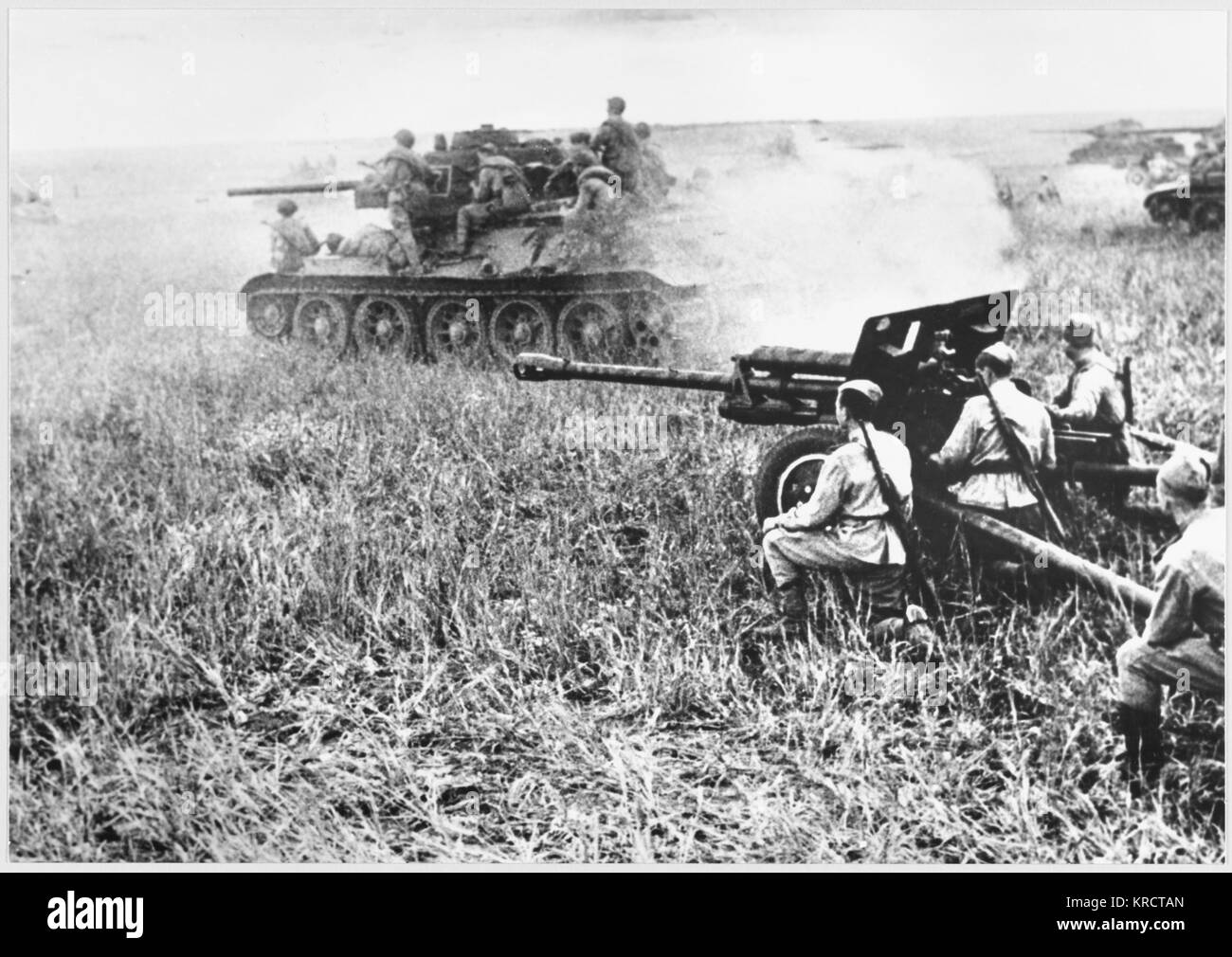 Ein sowjetischer T-34 Tank, ein 76,2 mm Field gun. Stockfoto