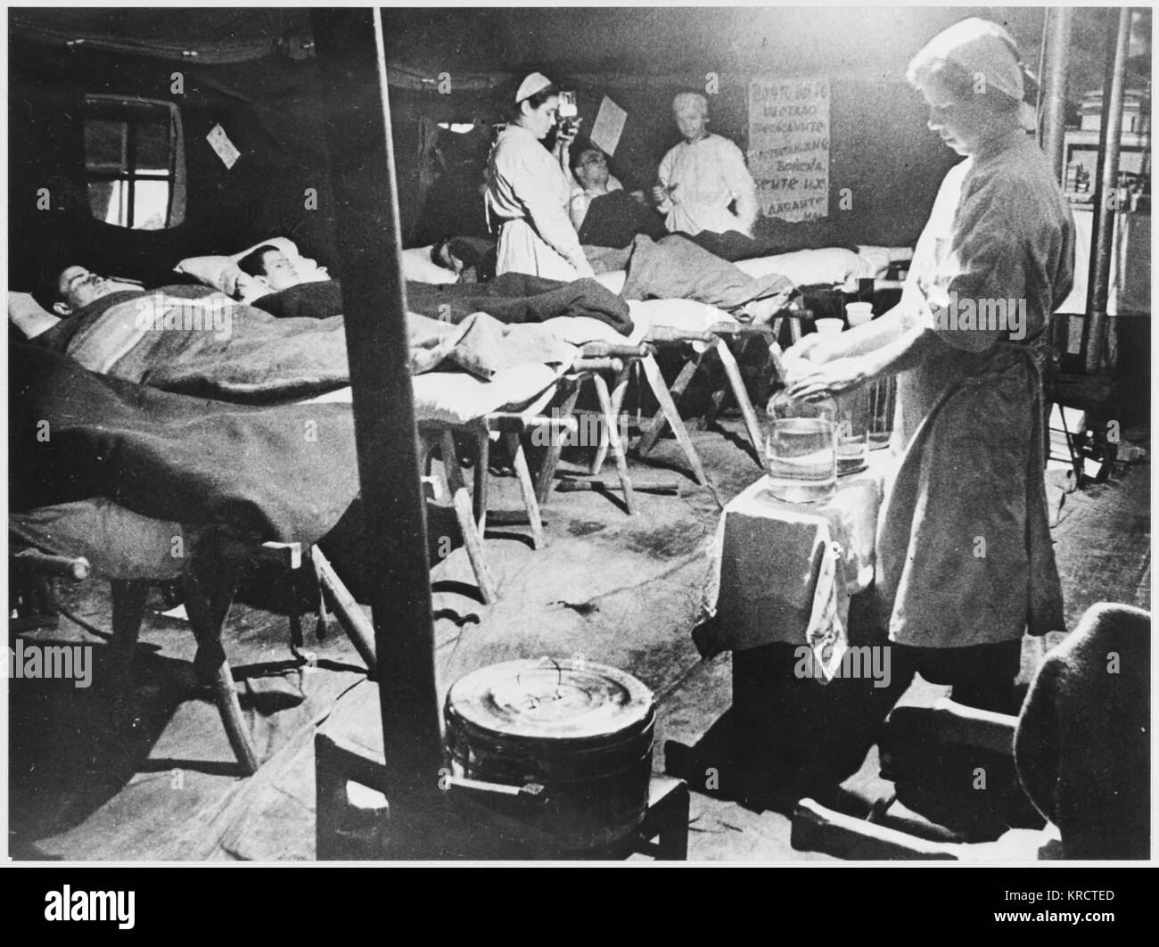 Medizinische Szenen einer sowjetischen militärischen Bereich Krankenhaus. Datum: WELTKRIEG II. Stockfoto