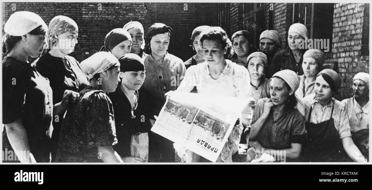 Sowjetische Frauen lesen Prawda am Tag der Anglo-Soviet Vereinbarung bekannt ist. Datum: 12 Juli 1941 Stockfoto