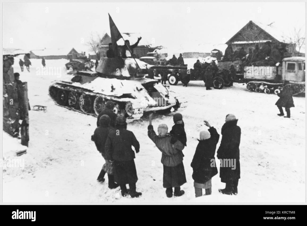 Befreiung Szenen befreiten Dorf im Dezember offensive. Der Tank ist eine russische T-34. Datum: 1942-3 Stockfoto