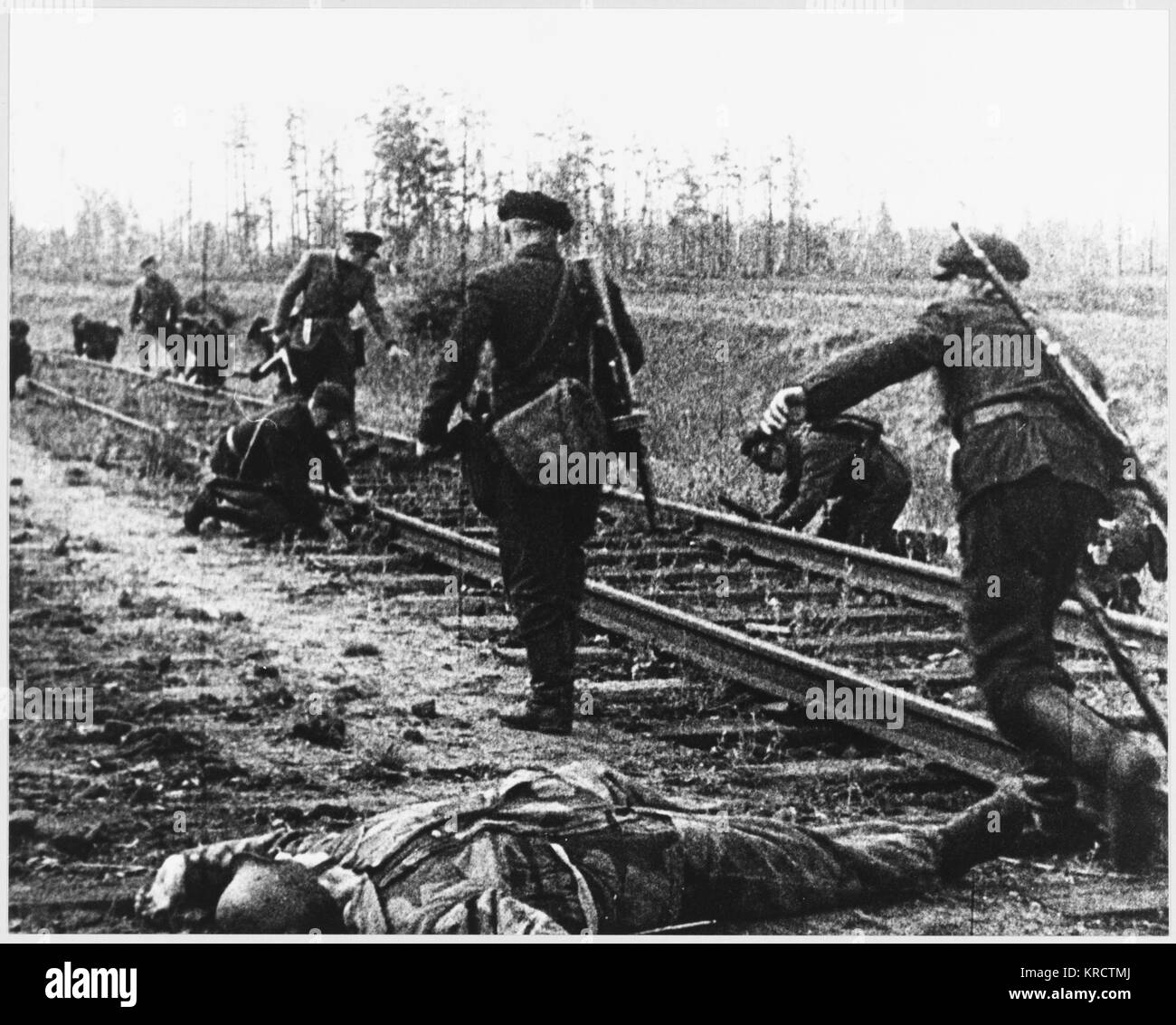 Russische Partisanen Werk Minen auf einer Bahnstrecke in töteten die Deutschen wachen, deren Körper im Vordergrund liegen: ca. 1942 Stockfoto