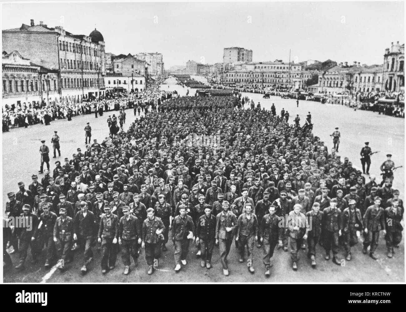 HOME FRONT SZENEN deutsche Kriegsgefangene vorgeführt, in Moskau. Datum: 1944 Stockfoto