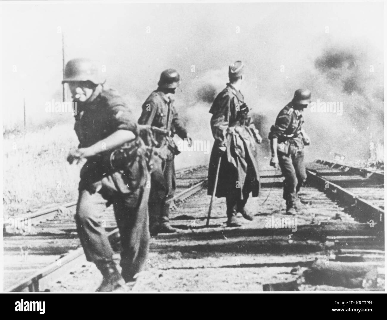 Im Laufe ihrer Rückzug aus Russland, NS-Soldaten Sprengen eine Eisenbahnbrücke Datum: 1945 Stockfoto
