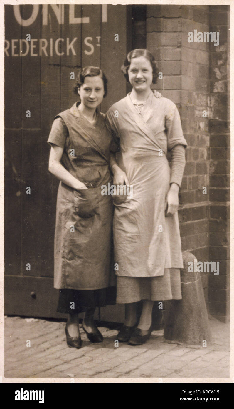 Zwei weibliche Kollegen Stellen außerhalb der Werkstore bei Burroughs &Amp; Sturgess, Frederick Street, Derby. Datum: Ende der 1930er Jahre Stockfoto