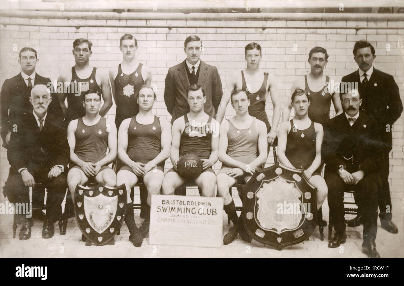 Die Mitglieder und die Verwaltung des Bristol Dolphin Swimming Club, Meister in der Saison 1912, mit zwei Trophäen. Datum: 1912 Stockfoto