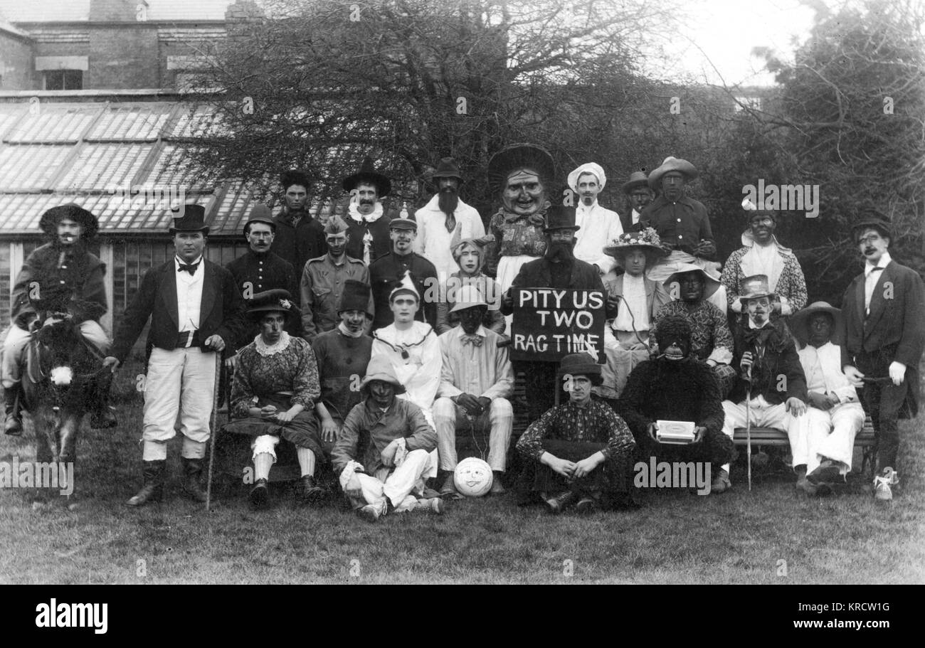 Eine Gruppe von Leuten in schick gekleideten Ragtime-Klamotten Stockfoto