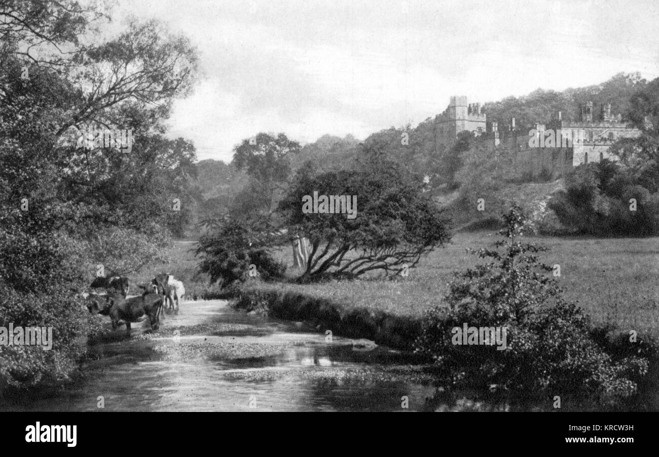 Blick auf Haddon Hall und River Wye, Derbyshire Stockfoto