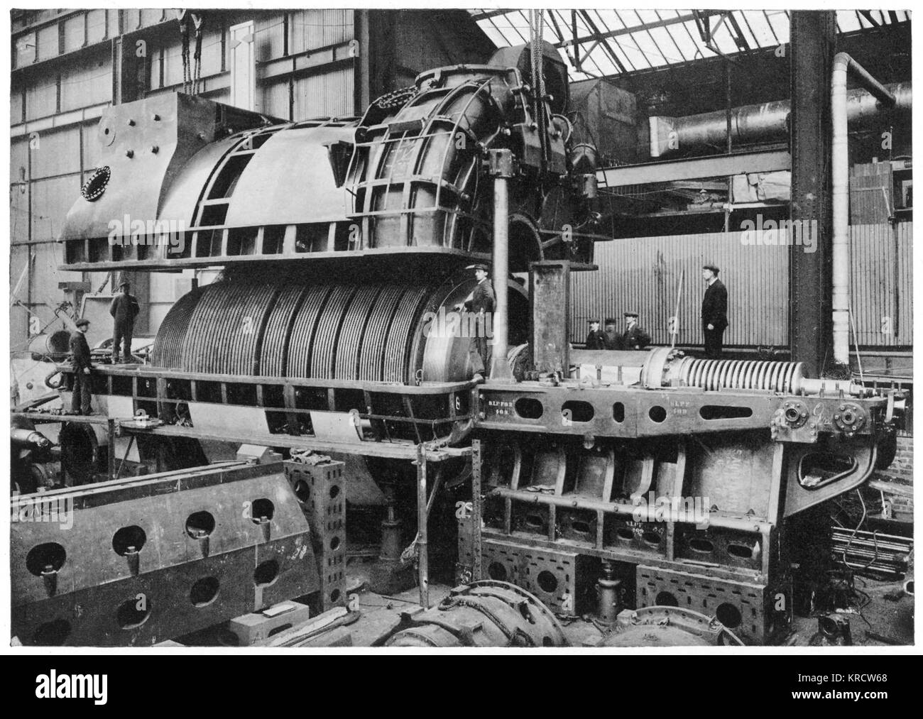AQUITANIA" einer der Motoren des Aquitania in Position beim Bau abgesenkt wird. Datum: Startete 1914 Stockfoto