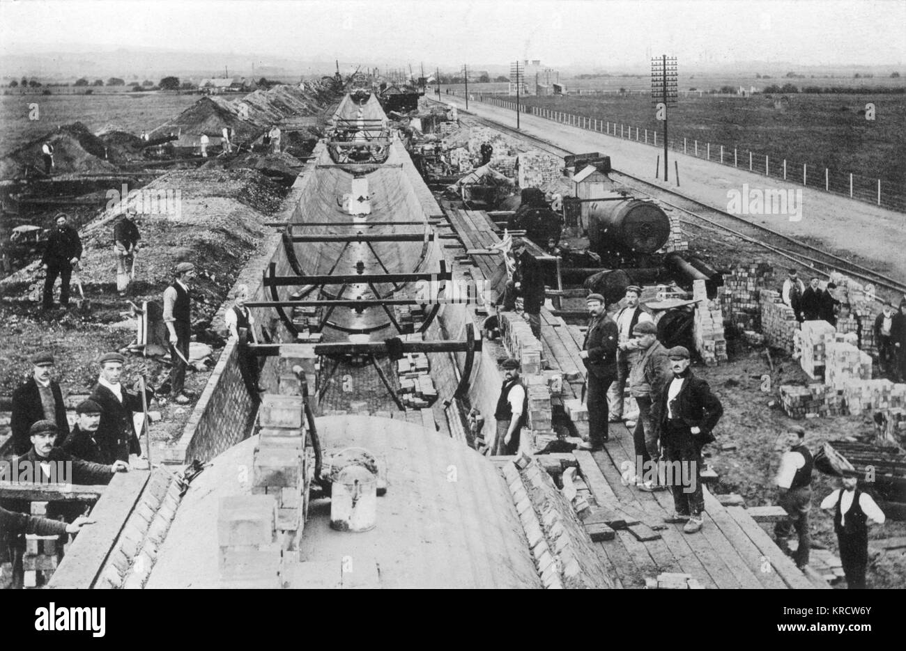 Bau einer London Kanalrohr in die öffnen. Datum: ca. 1900 Stockfoto