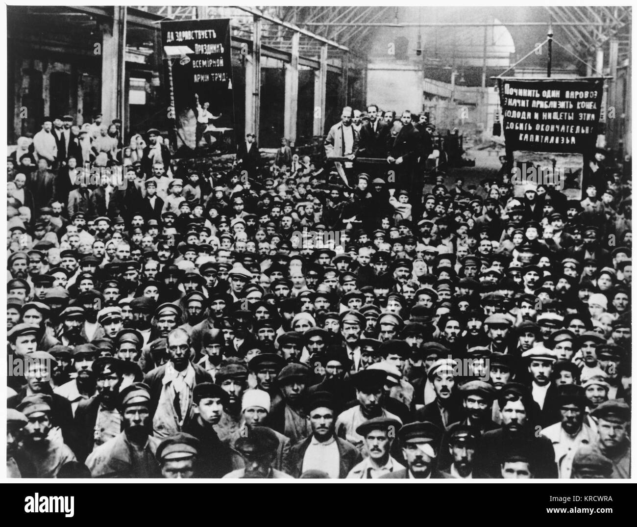 Eine sehr große Gruppe der russischen Arbeiter alle heraus in die Kamera starren Datum: 1920 Stockfoto