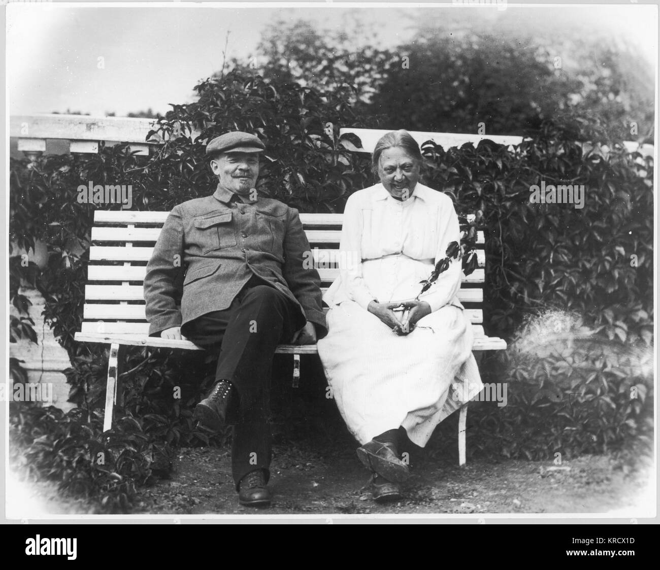 VLADIMIR ILICH ULJANOV Lenin mit seiner Frau Nadeshda Krupskaja in Gorki, 1922. Datum: 1870 - 1924 Stockfoto