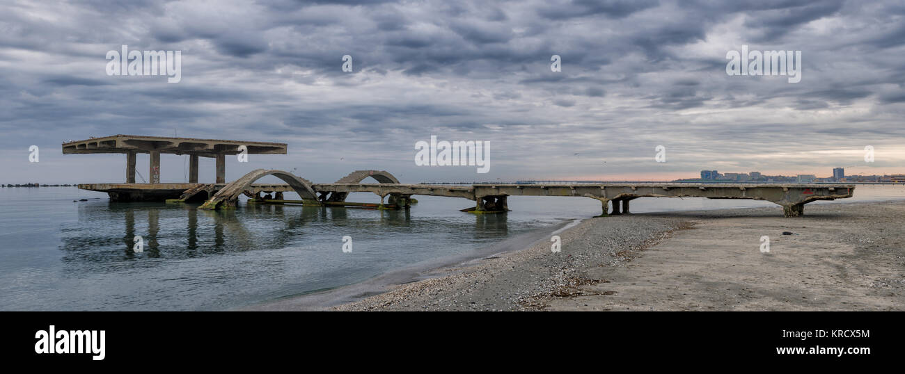 Die Brücke verlassen am Meer im Schwarzen Meer Mamaia Resort, Constanta, Rumänien. Die Brücke über dem Schwarzen Meer, Küste und Meer mit blauem Wasser Stockfoto