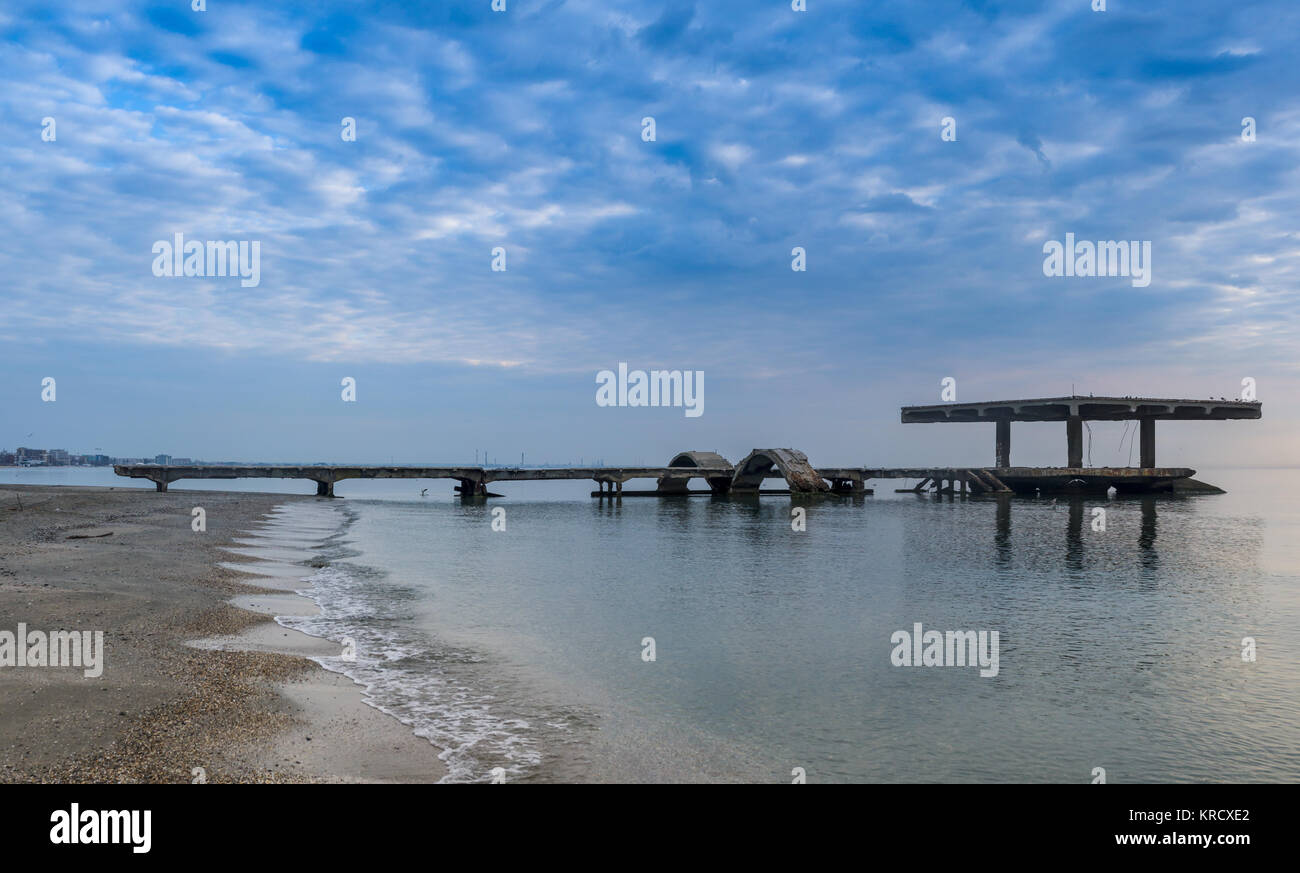 Die Brücke verlassen am Meer im Schwarzen Meer Mamaia Resort, Constanta, Rumänien. Die Brücke über dem Schwarzen Meer, Küste und Meer mit blauem Wasser Stockfoto