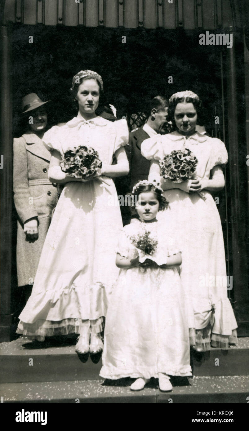 Drei Brautjungfern mit Bouquets und Konfetti Stockfoto