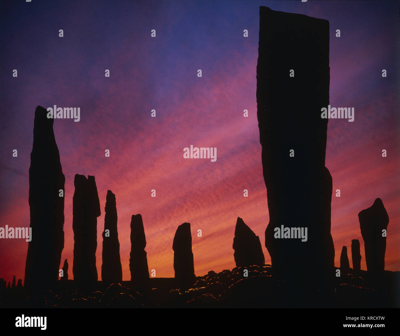 Sonnenuntergang über den antiken Steinen des Callanish Stone Circle, Isle of Lewis, äußeren Hebriden, Schottland. Stockfoto