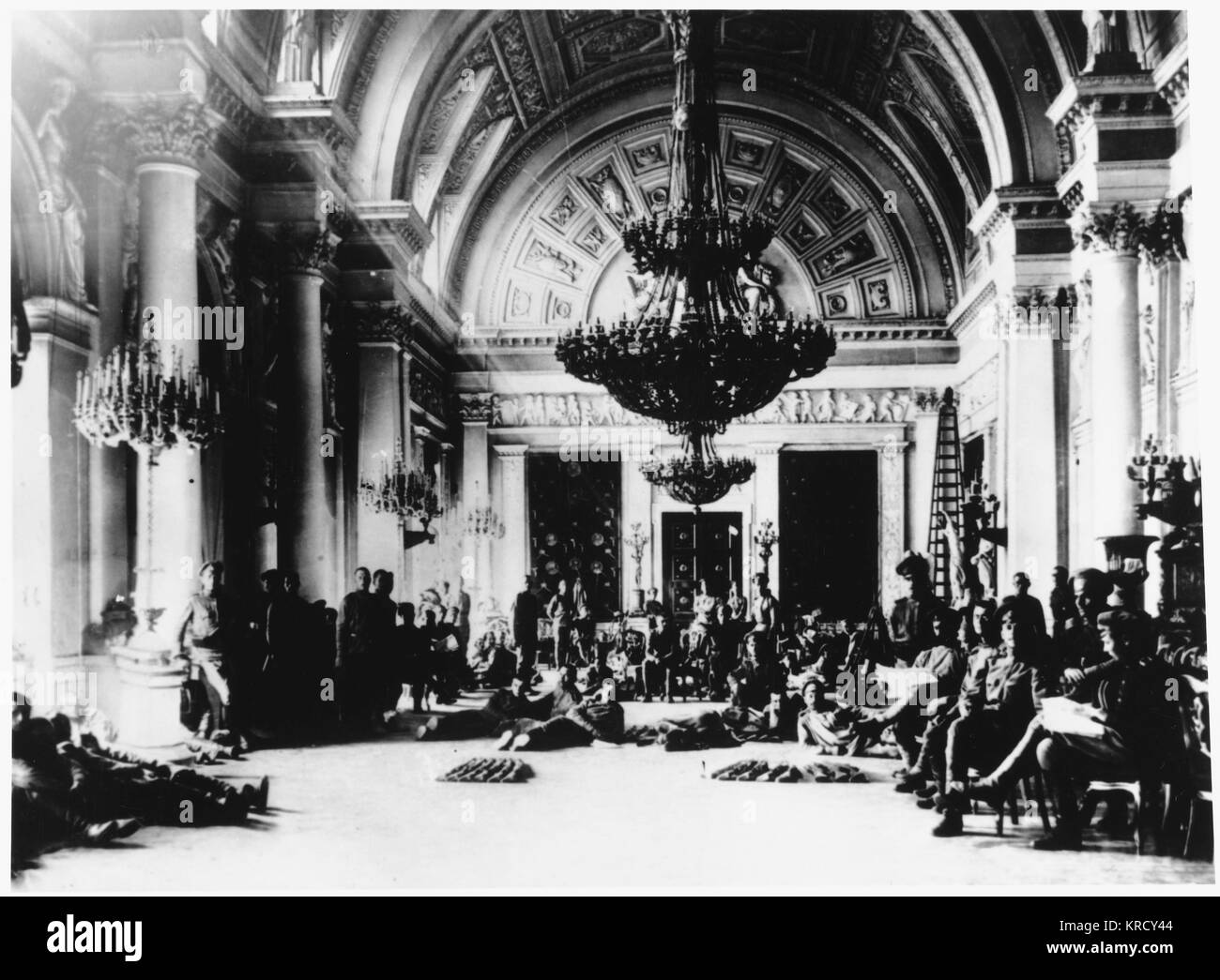Bolschewiki lagerten sich im Winterpalais in Petrograd Datum: 1917 Stockfoto