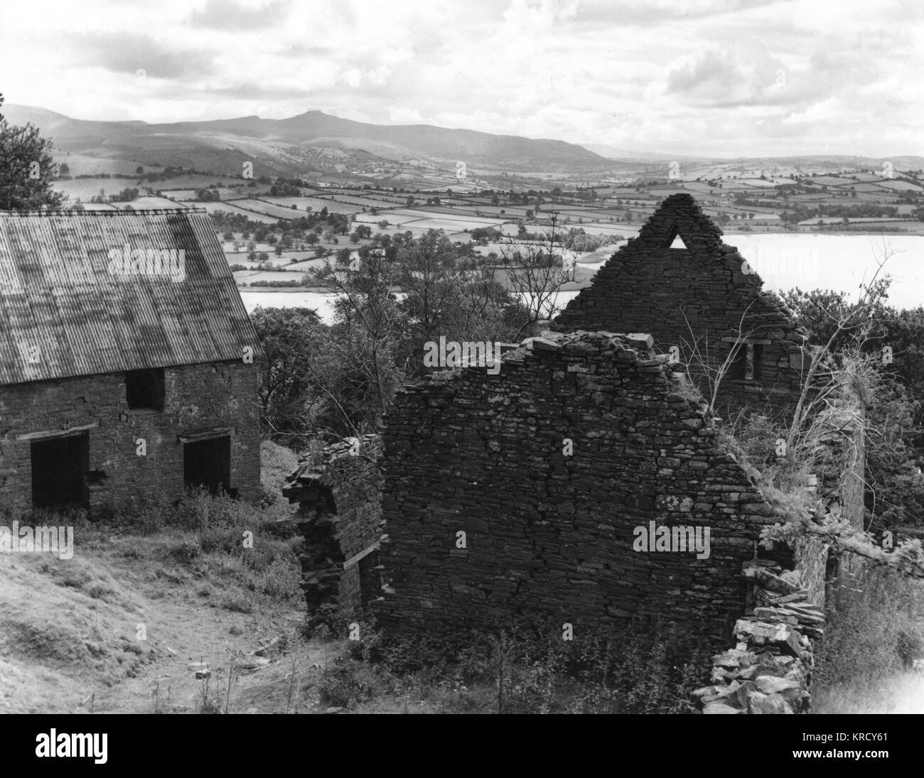 Ein verfallenes alten walisischen Bauernhaus mit Panoramablick auf See und Llangorse, Brecon Beacons Breconshire, Wales. Datum: 1960 Stockfoto