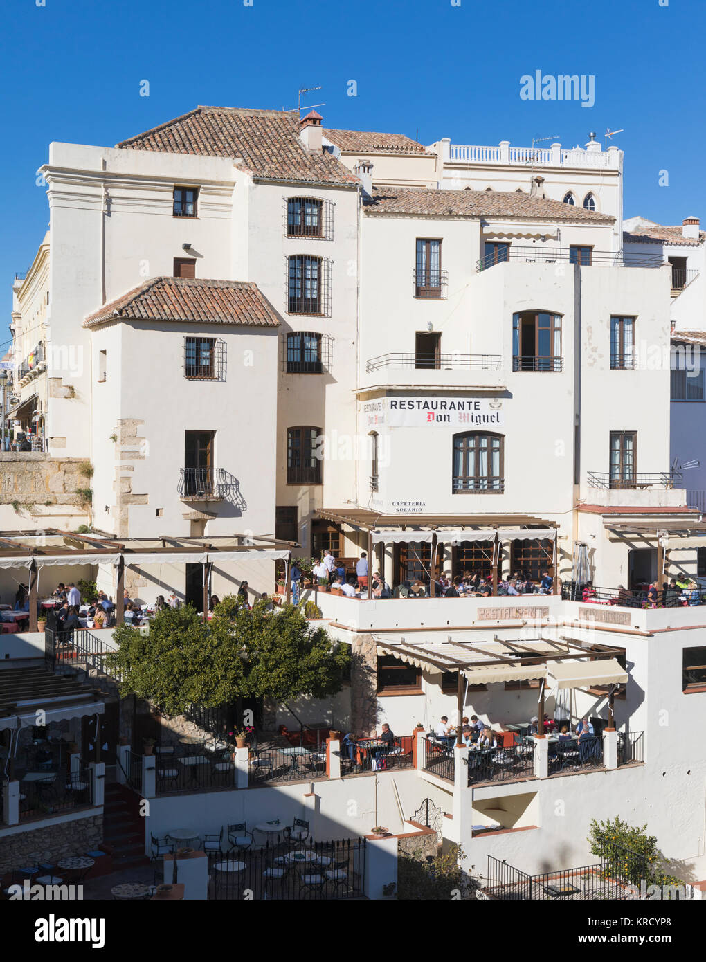 Ronda, Provinz Malaga, Andalusien, Südspanien. Don Miguel Restaurant mit Blick auf die Schlucht El Tajo. Stockfoto