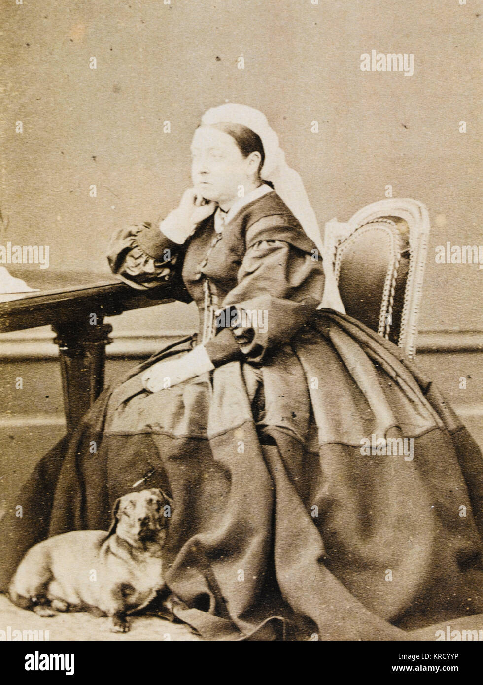 QUEEN VICTORIA Queen Victoria abgebildet an ihrem Schreibtisch, c 1865 in der Firma von einer von ihr Dackel, möglicherweise Waldie. Datum: 1819 - 1901 Stockfoto