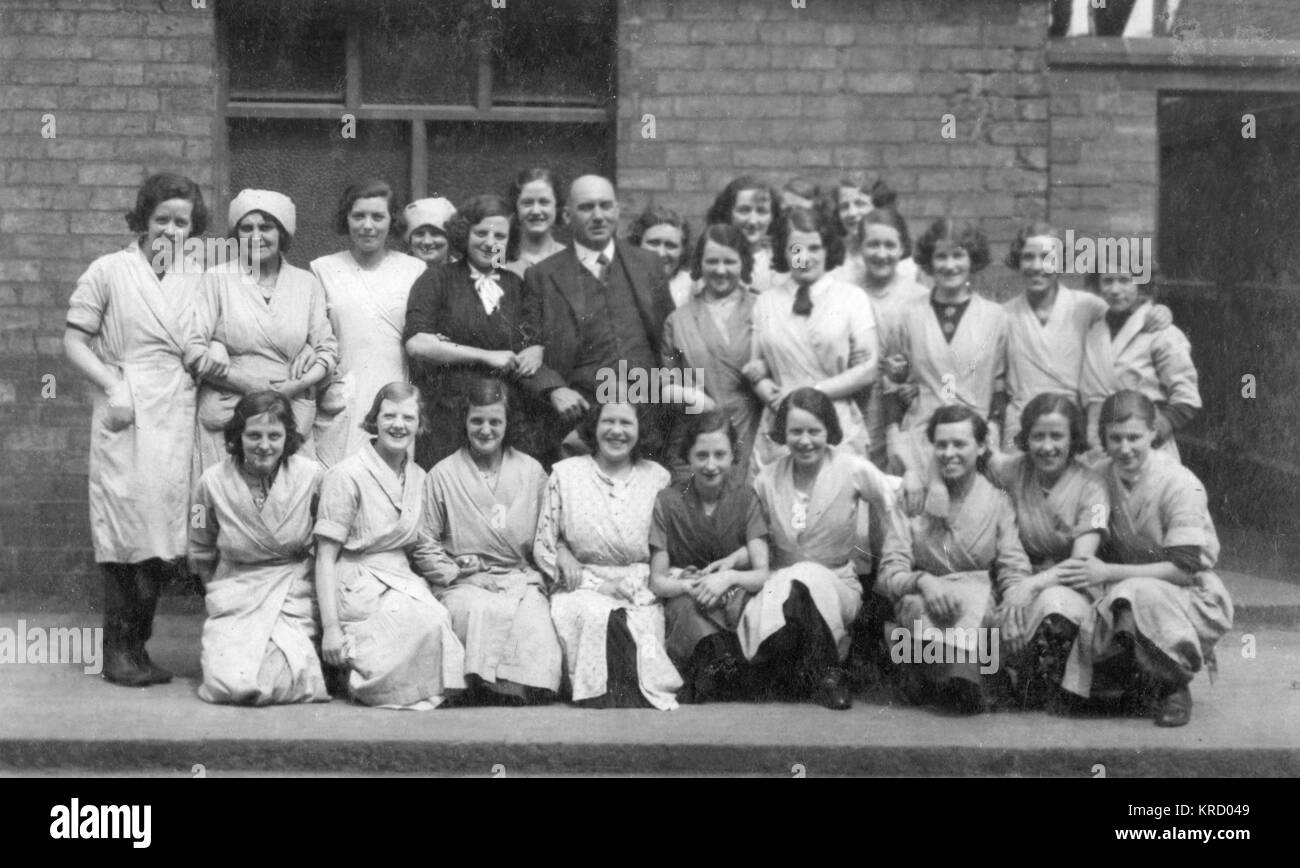 Eine Gruppe der weiblichen Arbeiter posieren für ein Foto mit ihren männlichen Chef bei Burroughs &Amp; Sturgess, Frederick Street, Derby. Datum: 1930 Stockfoto
