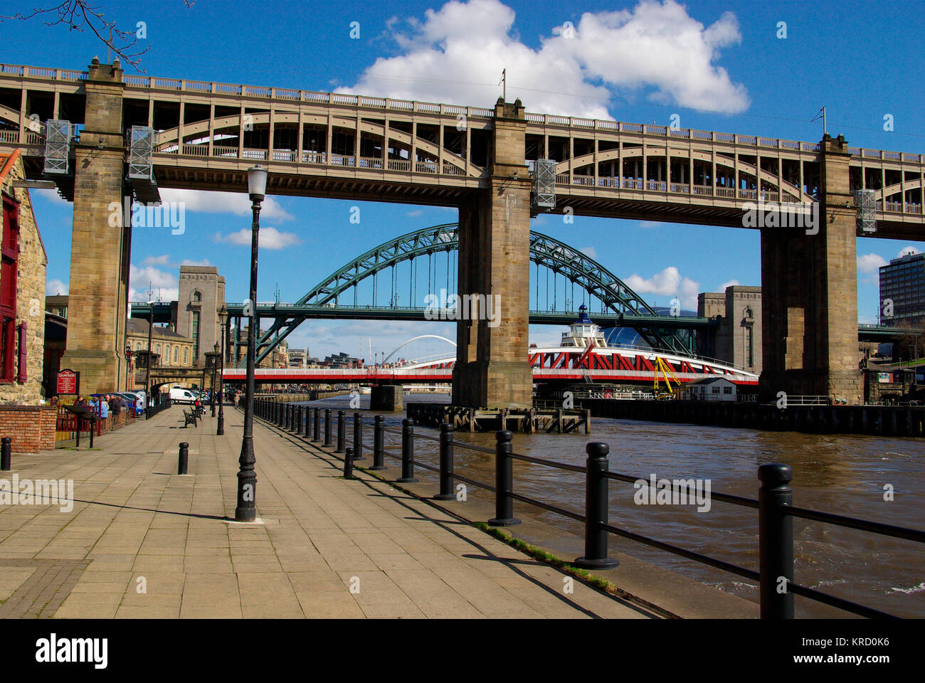 Die High-Level-Brücke, Newcastle-Upon-Tyne. Die von Robert Stephenson entworfene und zwischen 1847 und 1849 erbaute Brücke ist das erste große Beispiel für einen schmiedeeisernen, gebundenen Bogen oder eine tragende Bogenschnur-Brücke. Armstrong's Swing Bridge und die Tyne Bridge (1928 eröffnet) können hinter der High Level Bridge gesehen werden. Stockfoto