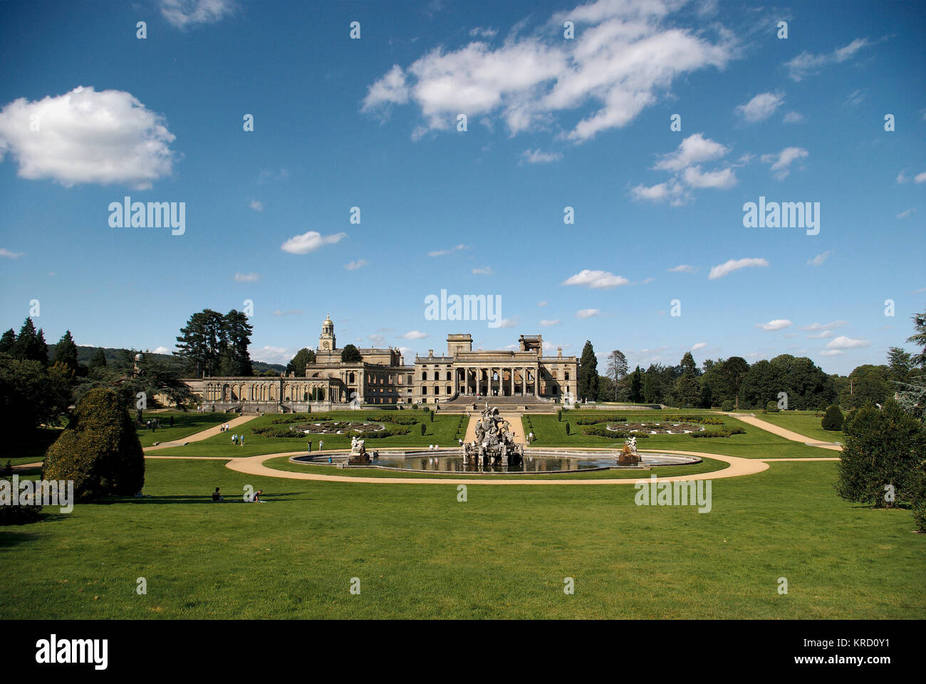 Allgemeiner Blick auf Witley Court, Worcestershire, mit dem Perseus- und Andromeda-Brunnen an der Vorderseite. Das Herrenhaus aus dem 19. Jahrhundert wurde 1937 durch Feuer zerstört, und die Restaurierungsarbeiten werden von English Heritage durchgeführt. Stockfoto