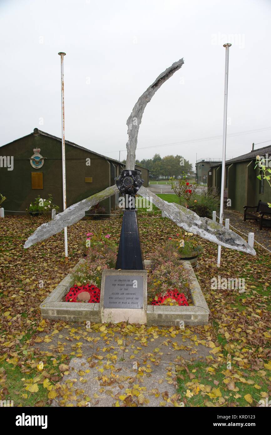 Ein Propeller, der nach dem Zweiten Weltkrieg aus der Nordsee geborgen wurde, im Memorial Garden im Elvington Air Museum bei York montiert, mit einem Mohnkranz auf beiden Seiten. Stockfoto