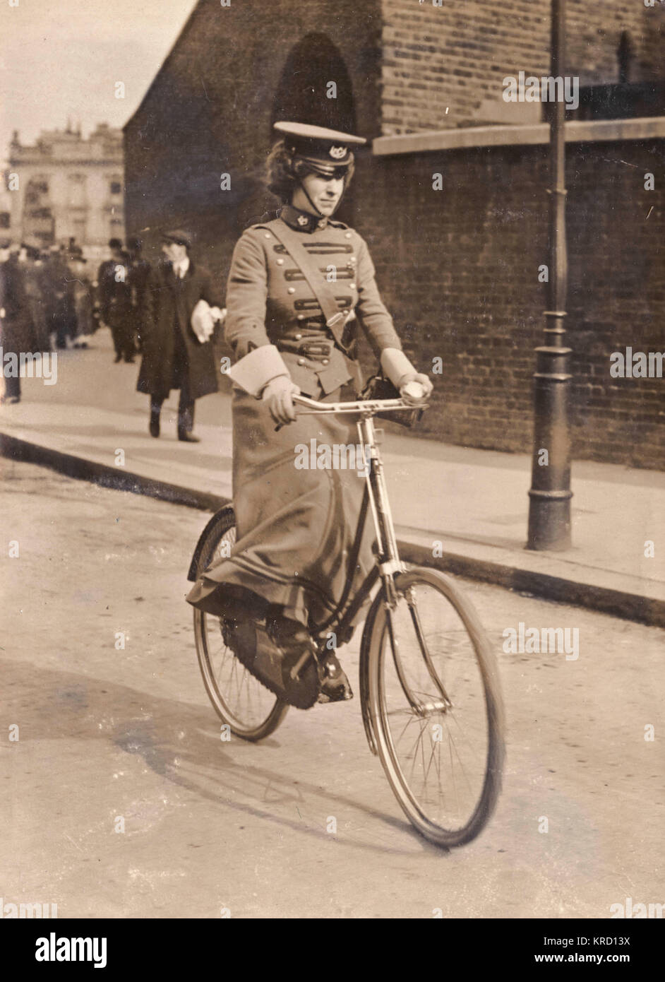 Eine Frau Radfahrer erste Hilfe Scout der Erste Hilfe Krankenpflege Yeomanry (FANY), entlang reiten in ihre markante Uniform. Die FANY wurde 1907 als erste Hilfe Verbindung zwischen front-line Einsatztrupps und Feldlazaretten erstellt. Während des Ersten Weltkriegs FANY Mitglieder lief Feldlazarette, fuhren Krankenwagen und Suppenküchen und Truppe, Kantinen, oft unter gefährlichen Bedingungen. Von der Zeit des Waffenstillstandes im November 1918 Sie viele Auszeichnungen für Tapferkeit, darunter 17 militärische Medaillen, 1 Legion d'Honneur und 27 Croix de Guerre ausgezeichnet worden war. Sie diente auch während des Zweiten Weltkrieges, und Stockfoto