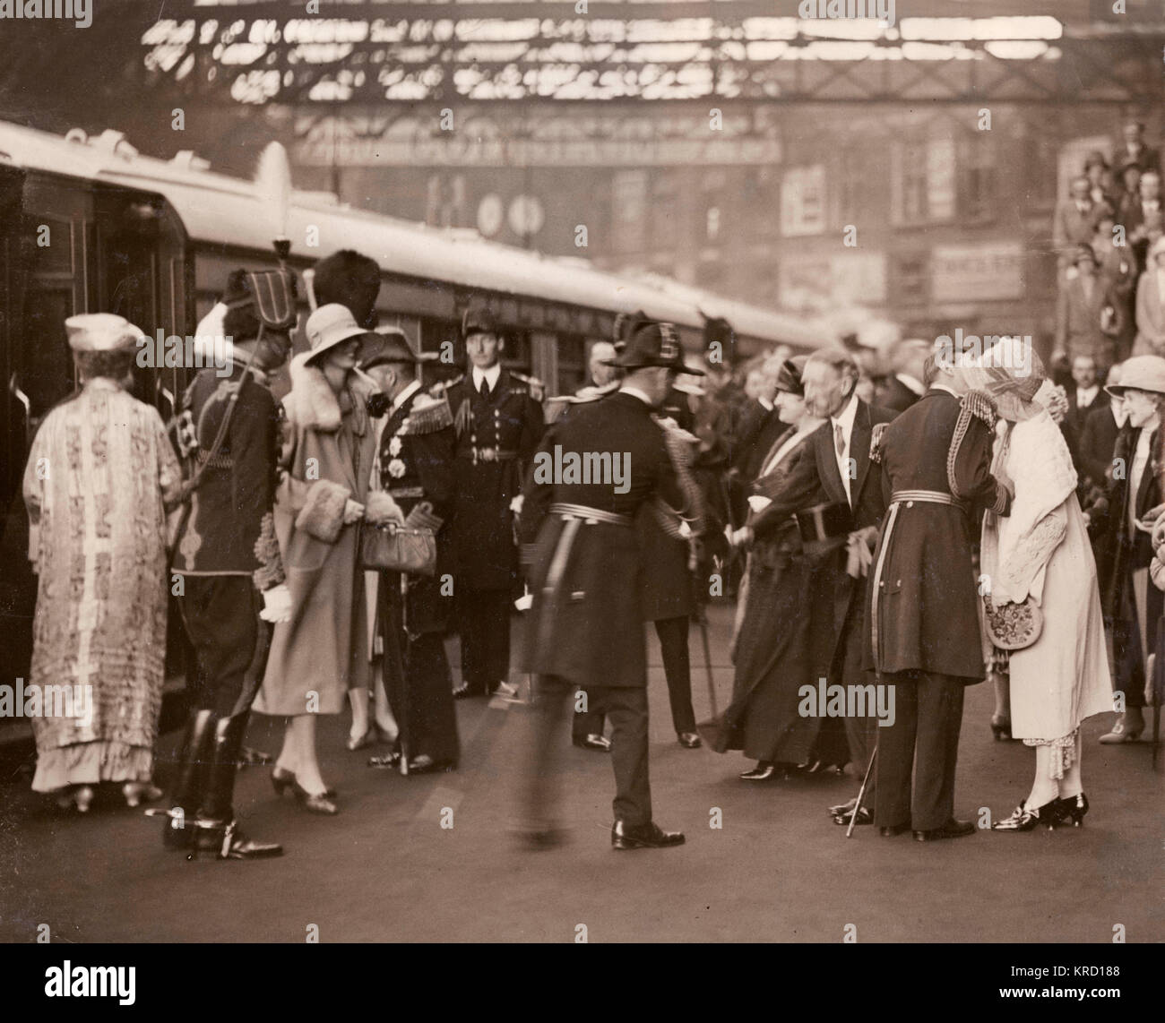 Der Herzog und die Herzogin von York (später König Georg VI. und Königin Elizabeth) kommen nach Hause mit dem Zug bis Victoria Station und werden von der Familie Mitglieder begrüßt. Der Herzog von York können in Uniform auf der rechten Seite gesehen werden, Gruß Prinzessin Mary. Datum: ca. 1927 Stockfoto