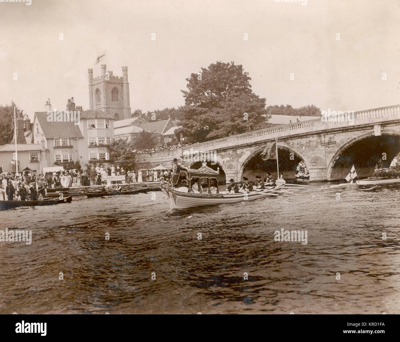 Königlicher Besuch in Henley Regatta mit dem State Barge Stockfoto