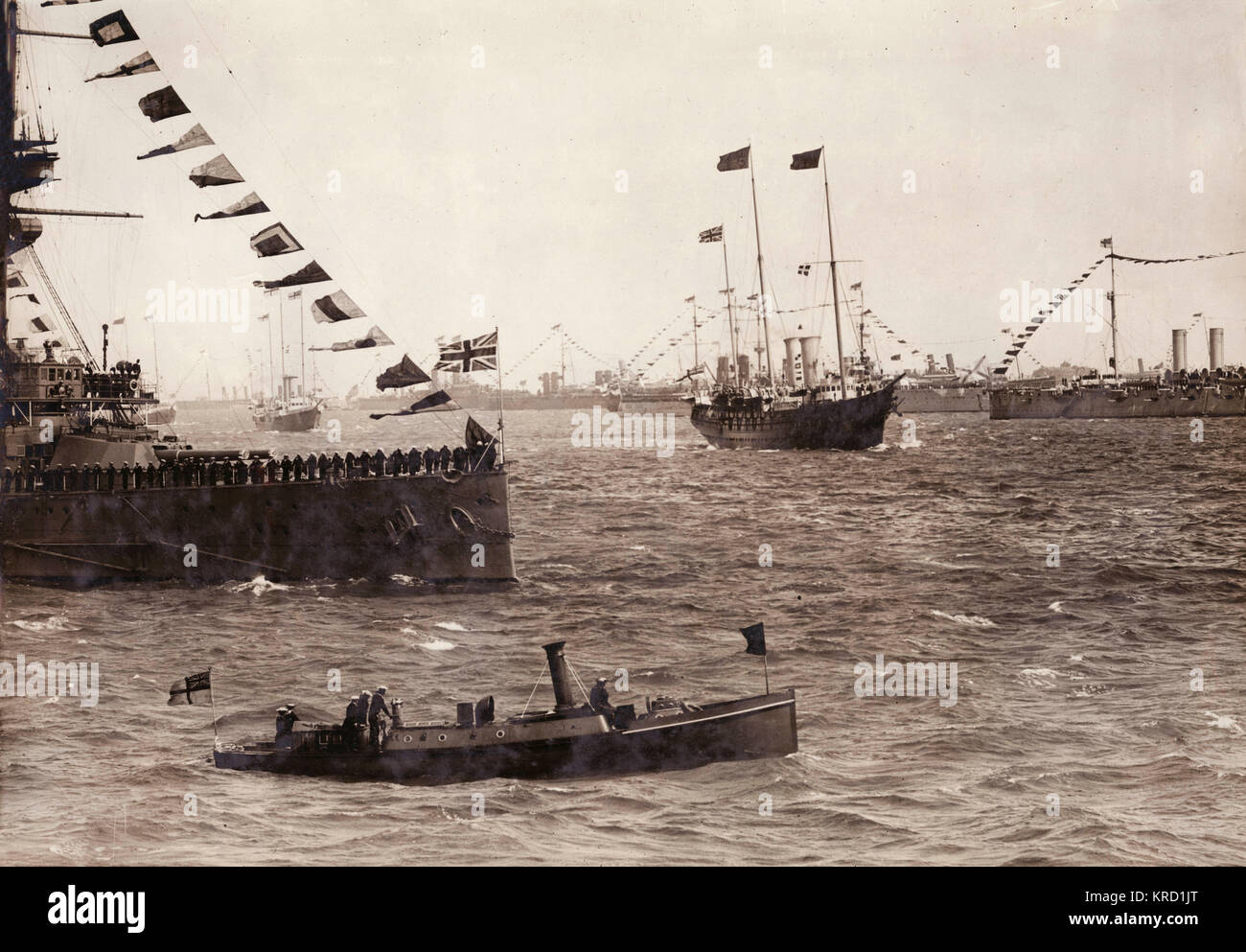King George V Überprüfung der britischen Flotte in Spithead, Hampshire. Die Flotte ist eine britische Tradition, in der die regierende Monarch Bewertungen die angesammelten Royal Navy. Es wird gedacht, bis in das 15. Jahrhundert zurück. Auf diesem Foto der Royal Yacht durch die Linien der Kriegsschiffe. Datum: ca. 1912 Stockfoto